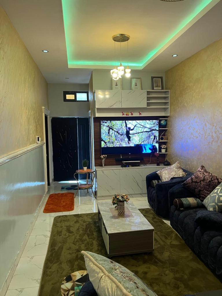 Fowaa Lux Bed & Breakfast Tema Bagian luar foto