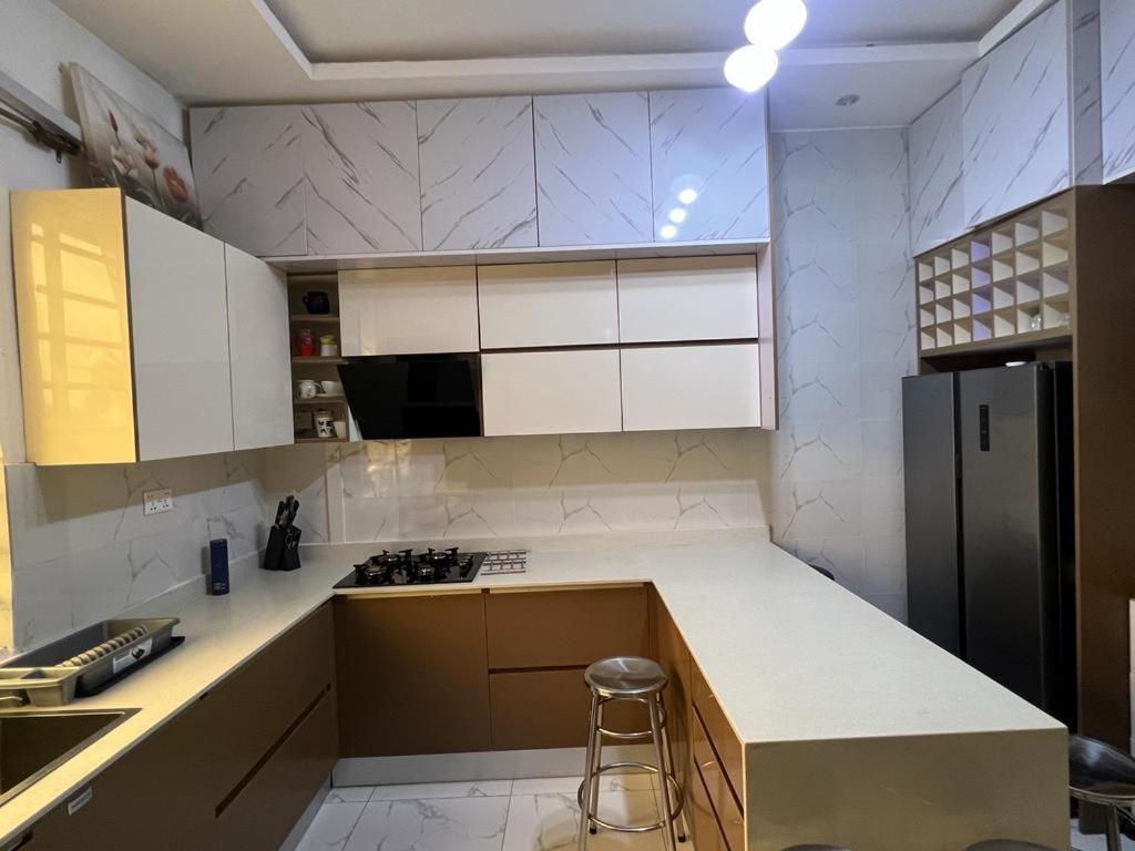 Fowaa Lux Bed & Breakfast Tema Bagian luar foto